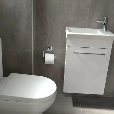 Sea Breeze Apts Sleeps 6 Lägenhet Larnaca